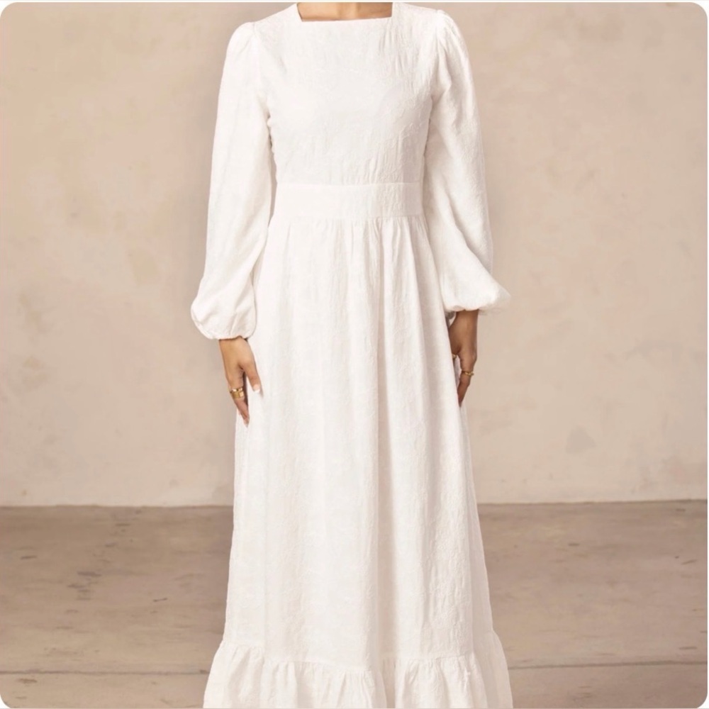 Elegant White Long Sleeve Dress